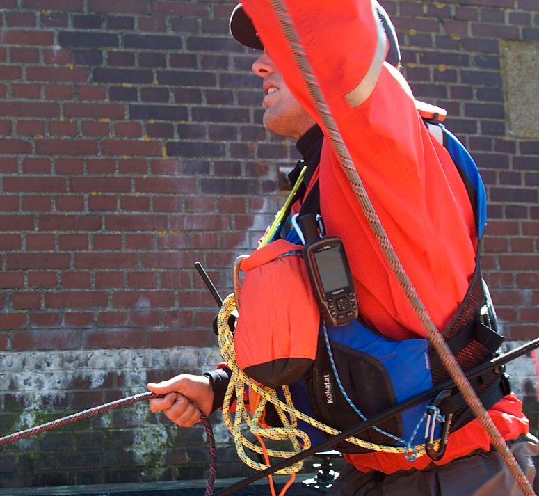 Gps’en hænger fast på redningsvesten, hvor vi hele tiden har den ved hånden / We have the GPS’s hanging on our lifejackets so they are easy to use.