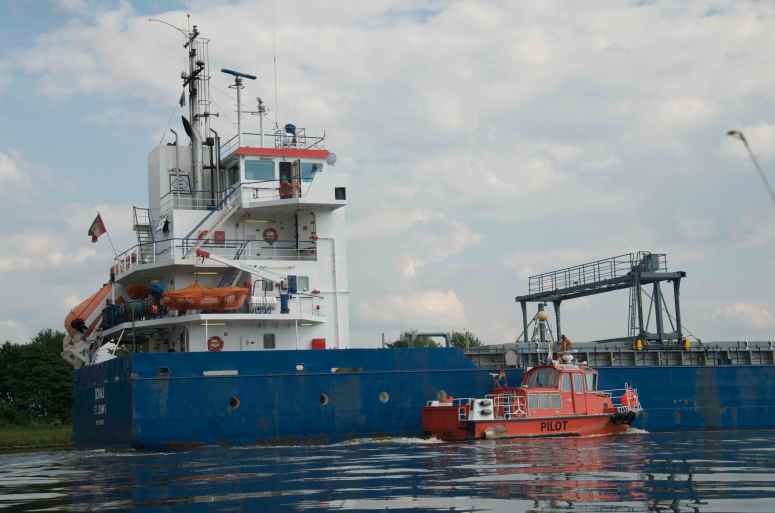 Vi så lodserne skifte halvvejs på kanalen / we saw the loads man chance halfway through the canal.