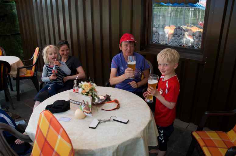 Lang dag slut, næsten 28 km uden sejl, så er godt med en stor Weisbeer / Long day almost 28 km without sail, then it is good with a big Weisbeer.