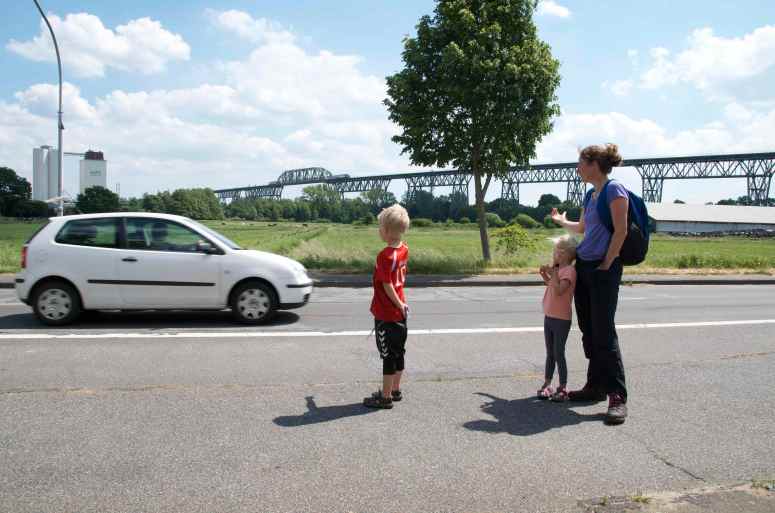 Fra camping pladsen prøvede vi at stoppe den ind til Burg, uden held / From the the Campground we tried to hitchhike to Burg, but without any luck!
