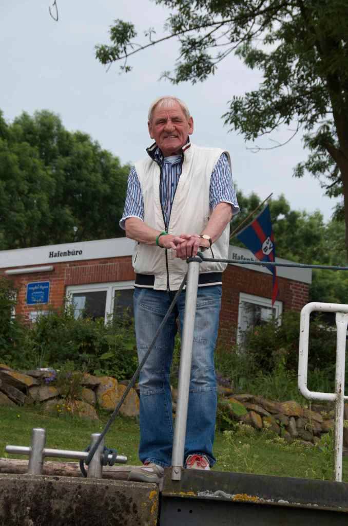 I Brunsbüttel mødte vi Adolf (Hafenmeister) super flink fyr, meget hjælpsom også overnattede vi for 10 euro med gratis bad og det helt, Super! / In Brunsbüttel we meet Adolf (Hafenmeister) really nice guy and helpful. And we stayed the night for only 10 euro, with free showers, Great!