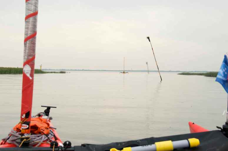 På vej ud af Brunsbüttle havde vi højvande. Der er omkring 3 m. forskel mellem høj- og lavvande. / Coming out of Brunsbüttel we had high tides. The difference between high and low tides are about 3 m. 