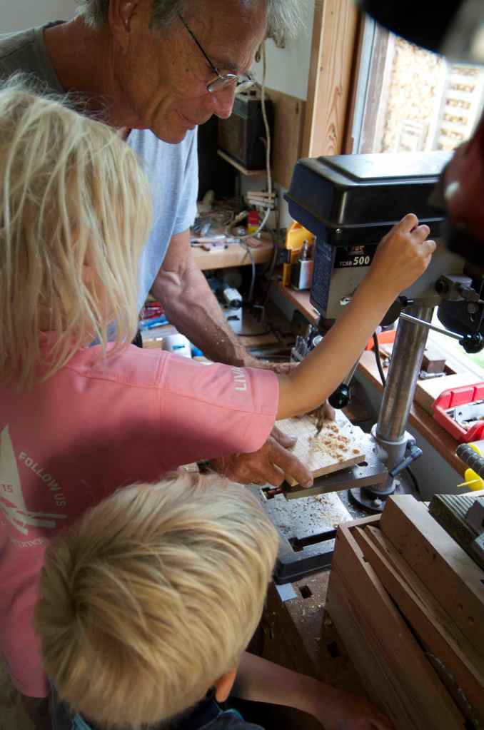 Sammen med Chris lavede børnene hver deres møl og dam spil / Together with Chris the kids made each an game out of wood.