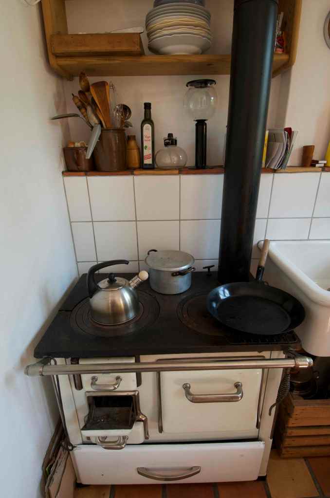 Her er køkkenet i sommerhuset, hvor de laver mad med et brændekomfur. Hus er ikke mere ind 16 m2 stort og de bor der fra april til september. / This is the kitchen in the summerhouse where they are still cooking with wood, awesome. The summerhouse is only about 16 m2 and they live there form April to September.  