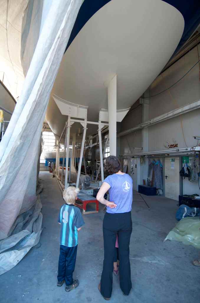 Vi fik os en oplevelse på skibsvæftet og så denne båd som havde sejlet over Altanterhavet på 7 dage. / We had a good experince seeing the shipyard, this ship had crossed the Atlanti in just 7 days. 