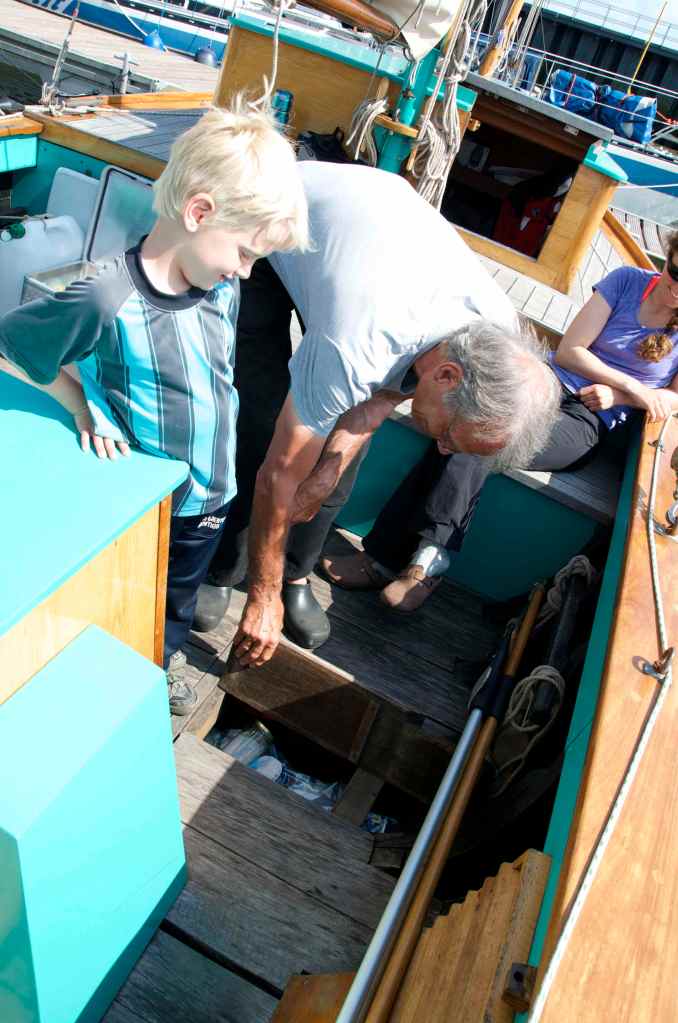 I havnet for at se Antje, deres båd. Den der er hurtig har set at båden og Antje hedder det samme. / in the harbour to see there boat Antje. Some of you might have notes that Antje and the boat have the same name.