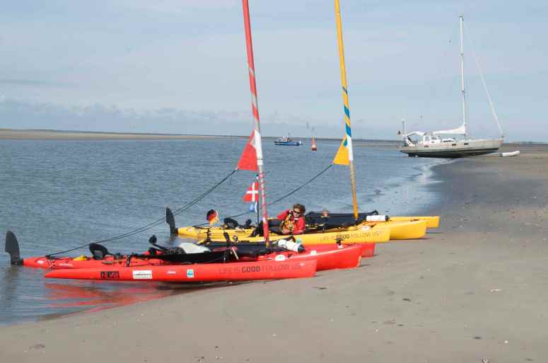Wating again for high tide, together with other boats.