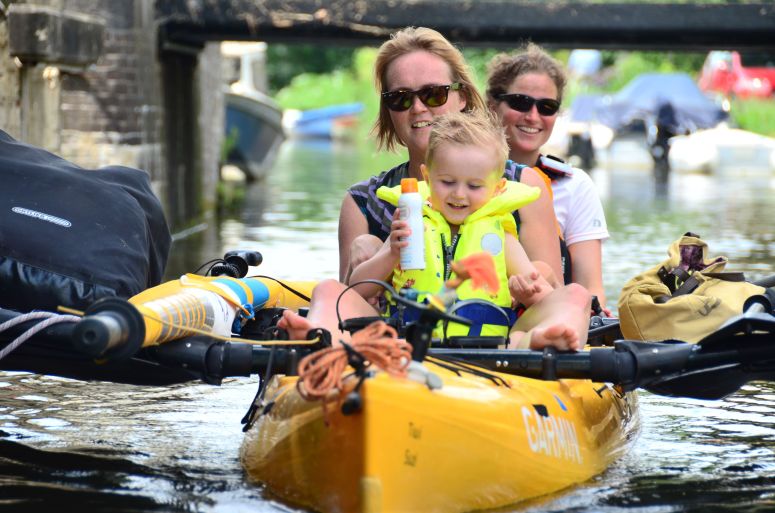 Vi havde Sandy og hendes søn med en hel dag som var alle tiders, men vi fandt aldrig et sted at overnatte. Til sidst spurte Sandy om vi kunne have kajakkerne liggende en nat hos en gartner også kunne vi overnatte hos dem. Super hvordan tingene falder på plads, selv om man ikke har en plan. / Having Sandy and her son Toine, with us the hole day was great fun, finding at place to stay not so. In the end Sandy fund a place to leave the kayaks and we had a night a there place. Great how things can work out, not having a plan at all!! 