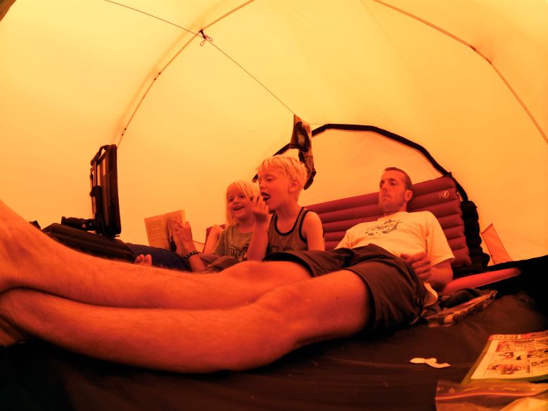 En hele dag med regn, blev der rå hygget i teltet / A whole day with rain, we had a cozy time inside / Een regendag, gezellig binnen in de tent