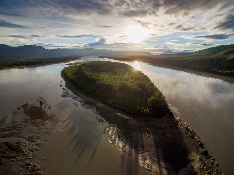 camp-on-island-with-sun